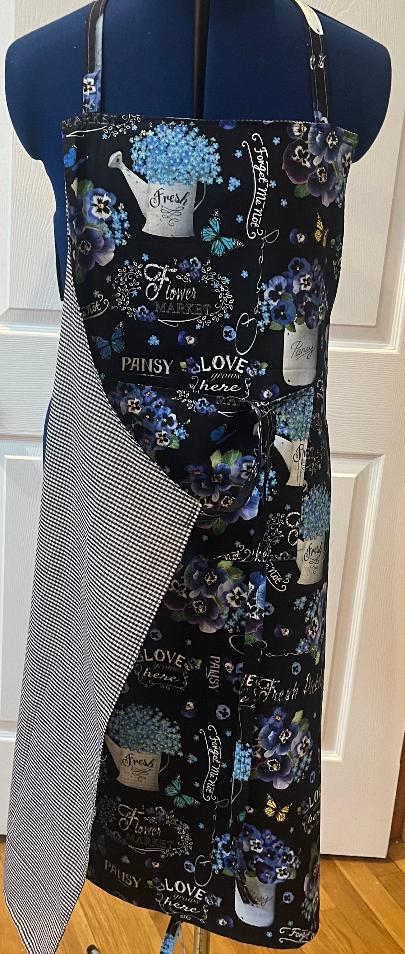 Flower market pansy bib apron - showing houndstooth reverse side