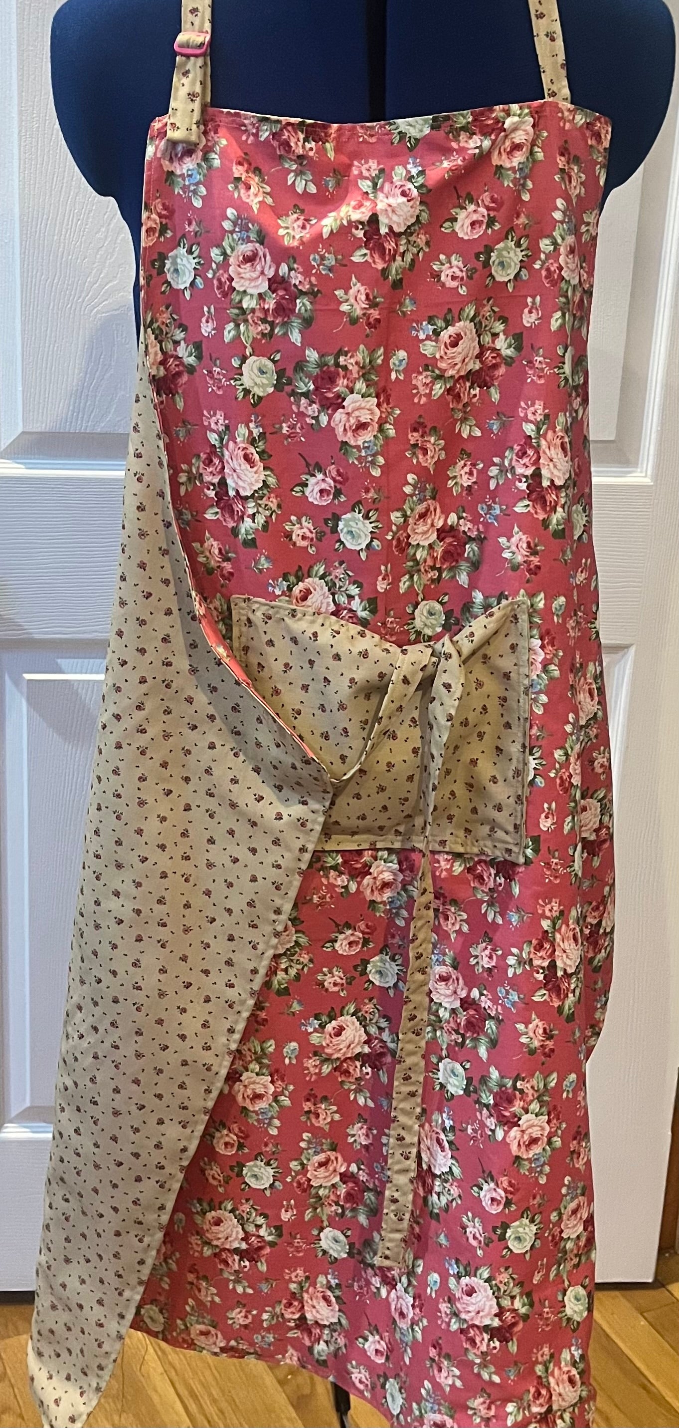 Rose garden bib apron - side view showing pocket detail